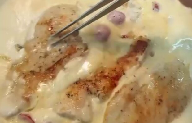 Куриное филе в сливочно-сырном соусе, кадр из видео