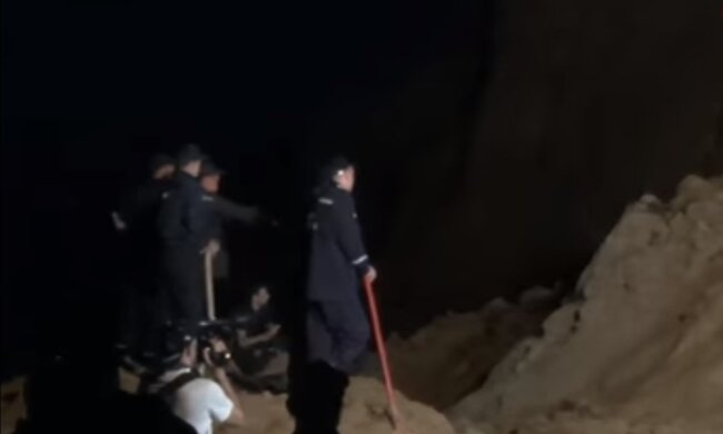 Біда на пляжі в Одеській області, людей шукають під завалами. Фото
