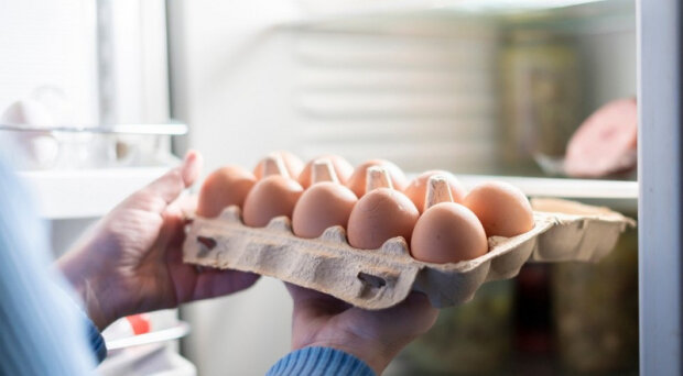 Це може бути небезпечно: чому сирі яйця краще не зберігати у холодильнику