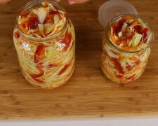 Рецепт сладкой и хрустящей квашеной капусты с болгарским перчиком. Фото: YouTube