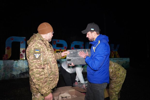 Валерій Дубіль й Олексій Омельяненко привезли РЕБи для ЗСУ на Донбас