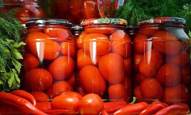 Консервація помідорів, фото: youtube.com