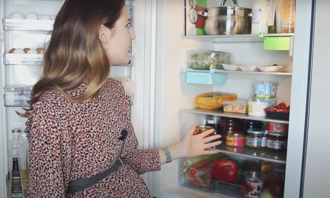 Холодильник з продуктами. Фото: скріншот YouTube-відео