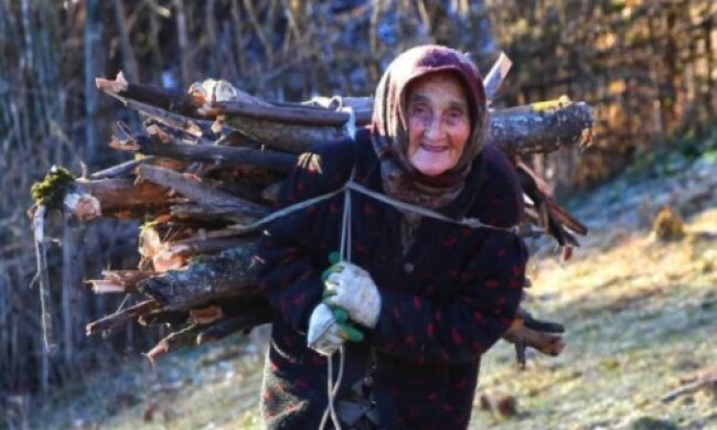 Пенсіонери ледве виживають, фото: youtube.com