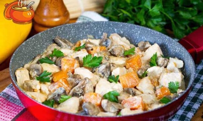 Объедение для всей семьи: как приготовить сочную курицу с тыквой и грибами в сливках. Рецепт