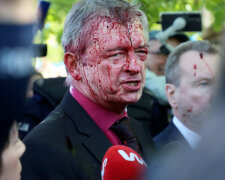 Какое посмешище: российского посла в Варшаве на 9 мая облили красной краской. Видео