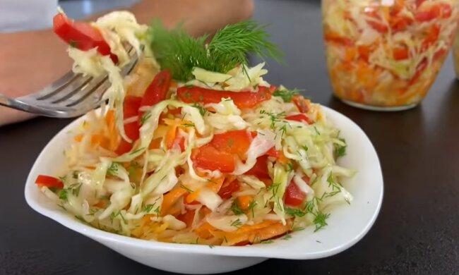 Рецепт смачної капусти "Провансаль" з додаванням яблука. Фото: YouTube
