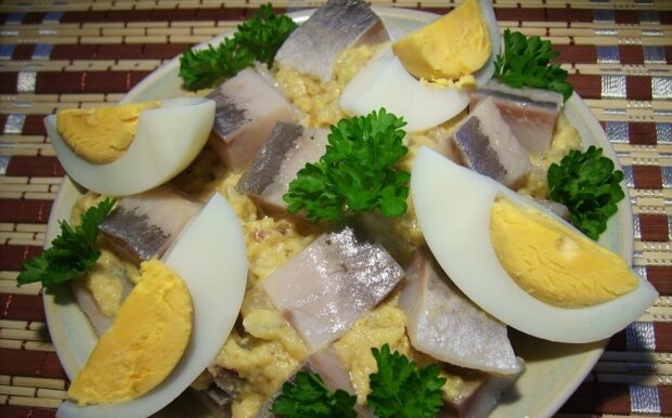 Вы точно захотите это попробовать: рецепт салата "Норвежский" с вареными яйцами и малосольной сельдью