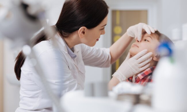 Родителей предупредили о новых правилах медосмотров в школах: что изменится для детей