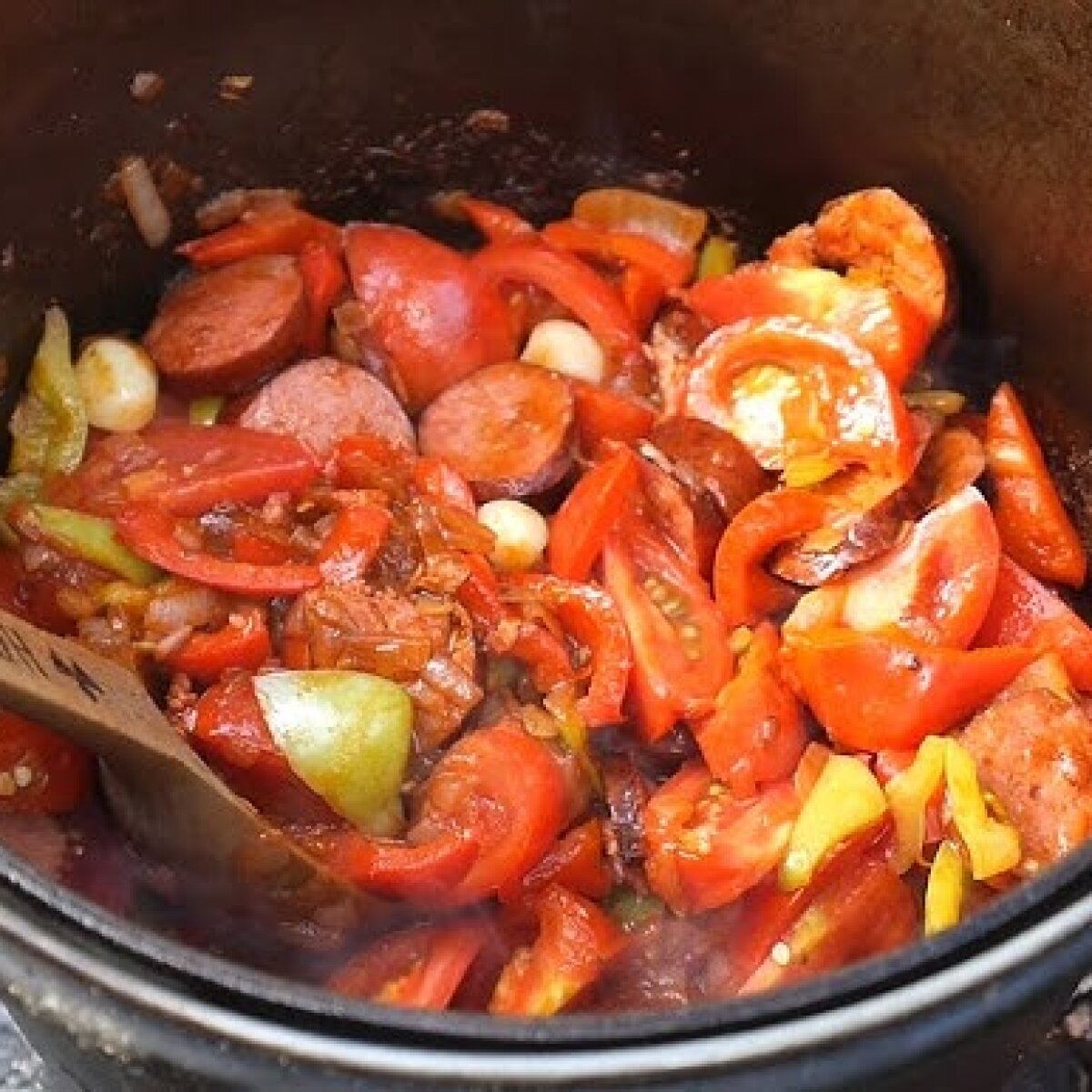 Рецепт сытного закарпатского лечо с копчеными колбасками и сосисками.  Hyser.com.ua