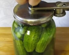 Маринование огурцов, фото: youtube.com