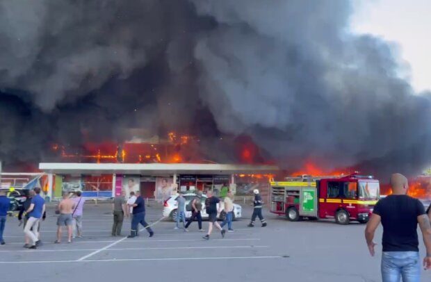 Страшно смотреть: фото и видео обстрела торгового центра, где было более тысячи украинцев