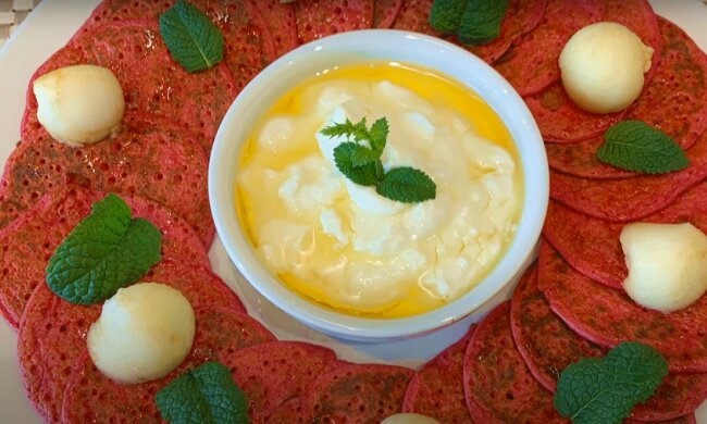 Рецепт ніжних бурякових оладок зі скумбрії на сковороді. Фото: YouTube