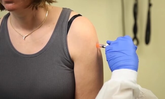 Чи будуть звільняти українців через відмову від вакцинації. Є відповідь