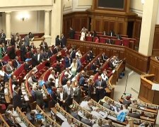 Депутаты очень бедно живут и требуют, чтобы им повысили пенсии чуть ли не на 30 тысяч гривен