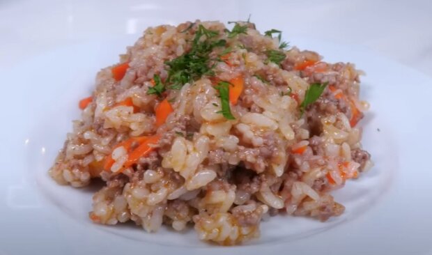 Готуйте відразу дві ложки та тарілку побільше: рецепт рису з фаршем, кабачками та помідорами на сковороді