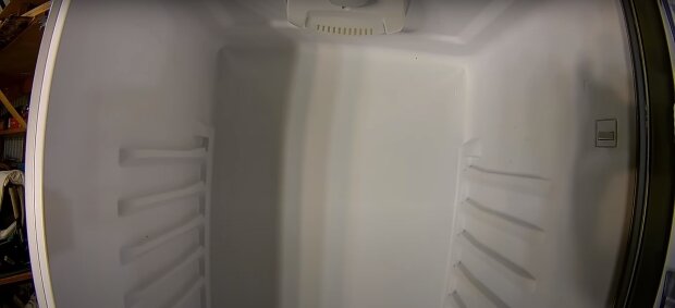 Допоможе звичайний ліхтарик: як продовжити термін служби холодильника, виявивши небезпечну проблему