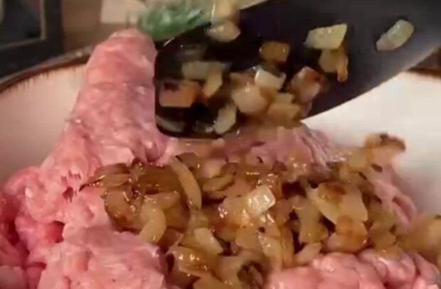 Сочные котлеты, кадр из видео