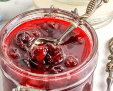 Ви будете божеволіти від цього смаку: рецепт варення з вишні, протушкованої в сиропі на сковороді