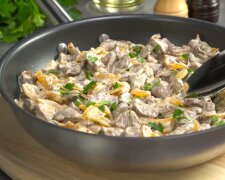 Рецепт нежных куриных желудочков в сметане и бульоне на сковороде. Фото: YouTube
