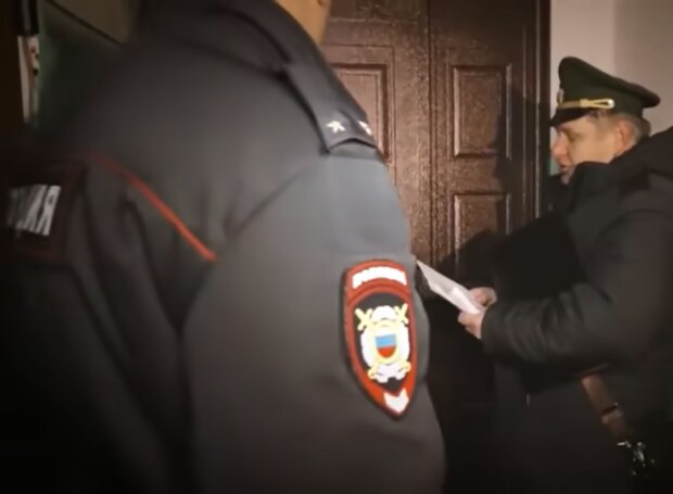 В Крыму вручают повестки. Фото: YouTube