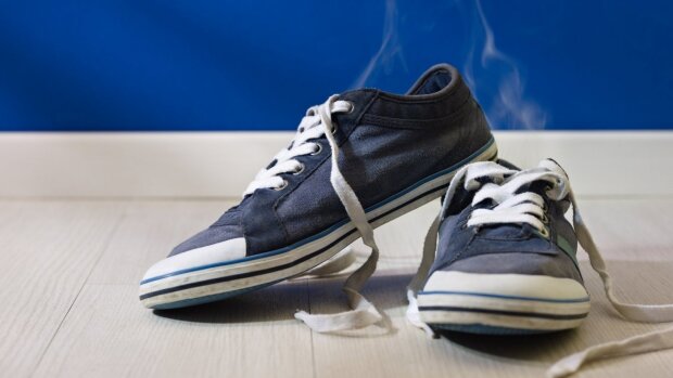 Простой способ, который поможет избавиться от неприятного запаха тапочек и другой обуви