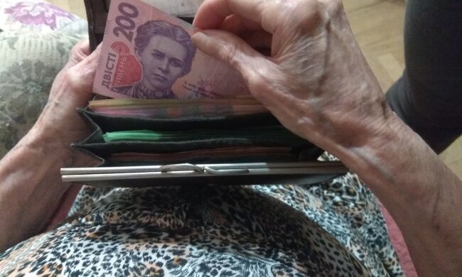 Пенсии по 300 долларов: Шмыгаль порадовал украинцев. Названы сроки