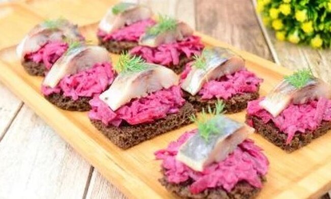 Будете хватать один за другим: рецепт закусочных бутербродов с селедкой и свеклой