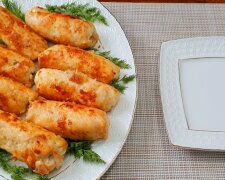 Рецепт нежных куриных рулетиков с квашеной капустой. Фото: YouTube