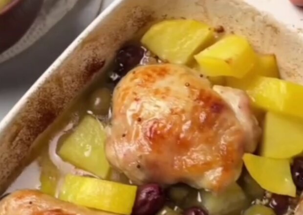 Курячі стегна в білому вині, кадр з відео