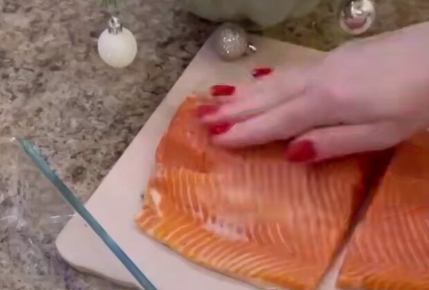 Солона червона риба, кадр з відео