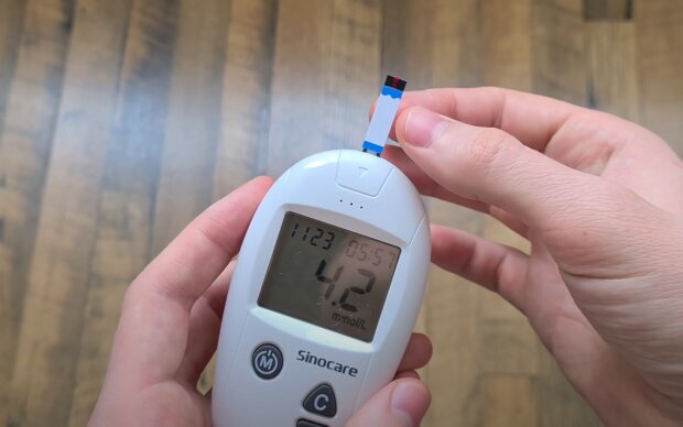 Измерение уровня сахара в крови. Фото: скриншот YouTube-видео