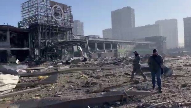 Мощный авиаудар по Киеву: крупнейший ТЦ превратился в руины, кругом выжженная земля