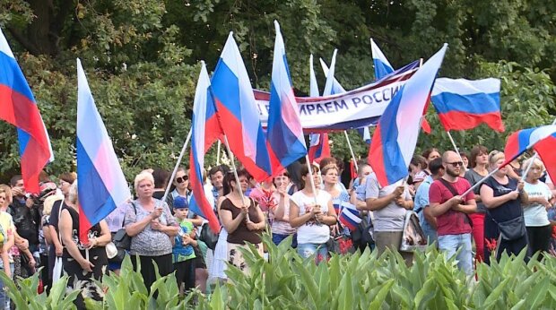 Жители оккупированного Донбасса с флагами РФ