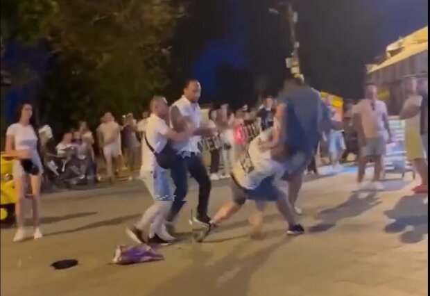 Дикий мордобій в Одесі біля нічного клубу: чуваків виловили і вручили їм повістки. Відео