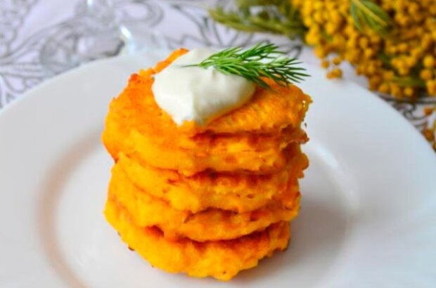 Швидко та апетитно: рецепт сніданку з морквяних млинців з гречкою