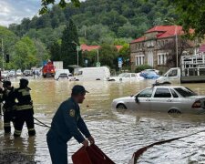 Мощное наводнение в России: затоплен крупный город, плывут дома и машины. Видео