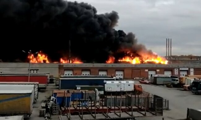 В России открылся "портал в ад":  спасатели не в силах усмирить огонь четвертый час. Видео