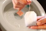 Очень простая хитрость: для чего опытные хозяйки кладут чайный пакетик в унитаз
