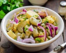 Его съедают до последней крошки: рецепт французского картофельного салата с луком и горчицей