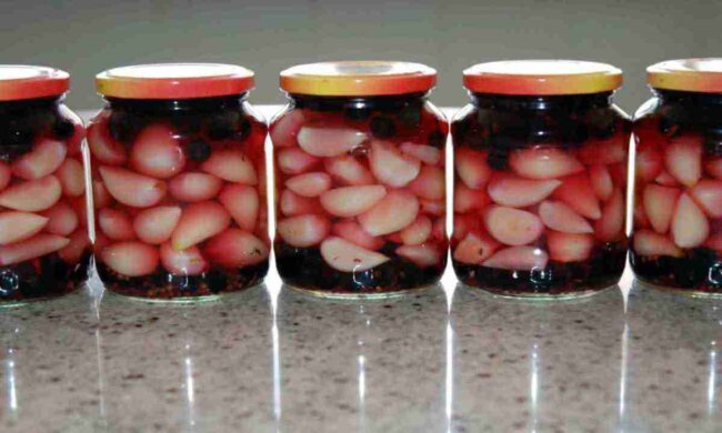 Маринованный чеснок со смородиной, фото: youtube.com