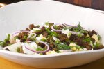 Від такої смакоти ніхто не відмовиться: рецепт салату з крабових паличок та печінки тріски