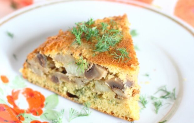 На тарілці не залишиться жодної крихти: рецепт найсмачнішого заливного пирога з картоплею та грибами