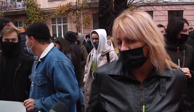 Терпение лопнуло: украинцы вышли на улицы против власти. Все при себе – и шины, и коктейли Молотова