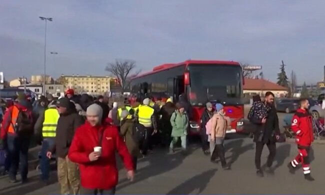 Можно зарабатывать 2 тысячи евро: сколько платят украинским беженцам в Литве