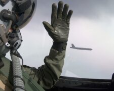 Датский пилот на фоне В-52. Фото: ВВС Дании