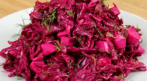 Салат со свеклы и соленых огурцов