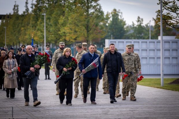 Святий обов'язок живих: на меморіалі відбулося зворушливе прощання з полеглими захисниками