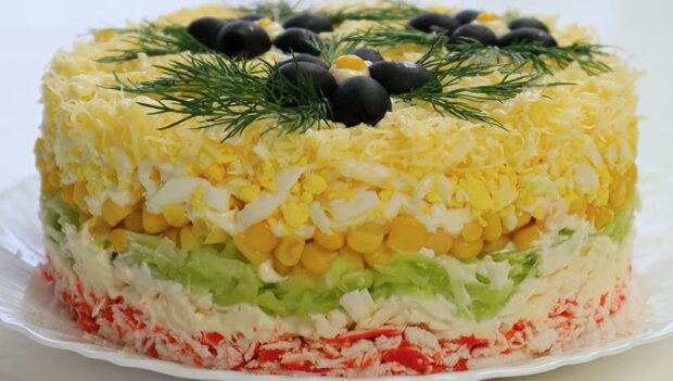 Рецепт ніжного салату з крабовими паличками, кукурудзою та чіпсами. Фото: YouTube