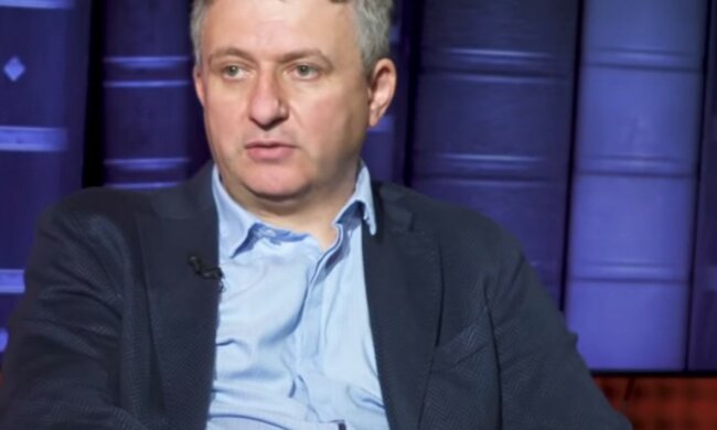 Романенко: "Зеленский должен закрыть незавершенные истории экс-президента Порошенко"